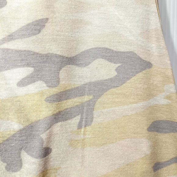 💲8️⃣ Bundle 2 Tanks Shop Wanna B Pastel Camo & Body Central Grey Textured Front - Picture 9 of 14